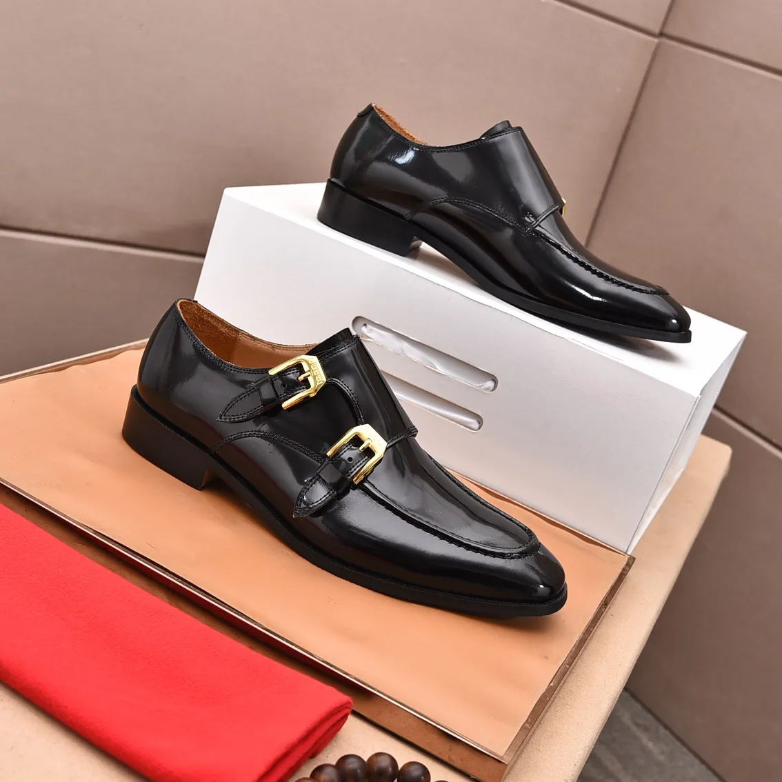 Men's shoes 💰560 (high-end, all cowhide) GUCCI high-end formal leather shoes, original imported fabrics from Italy, cowhide lining, original hardware. I believe you will be struck by it from the first moment you see it. The avant-garde atmosphere can no longer fully interpret its elegance. AAA grade rubber outsole, super comfortable. Original counter last, ensuring its original version and quality. The simple upper ensures its comfort and breathability. A pair of truly good shoes has its own unique soul, famous quality, regular size 38-44 (45 46 customized)